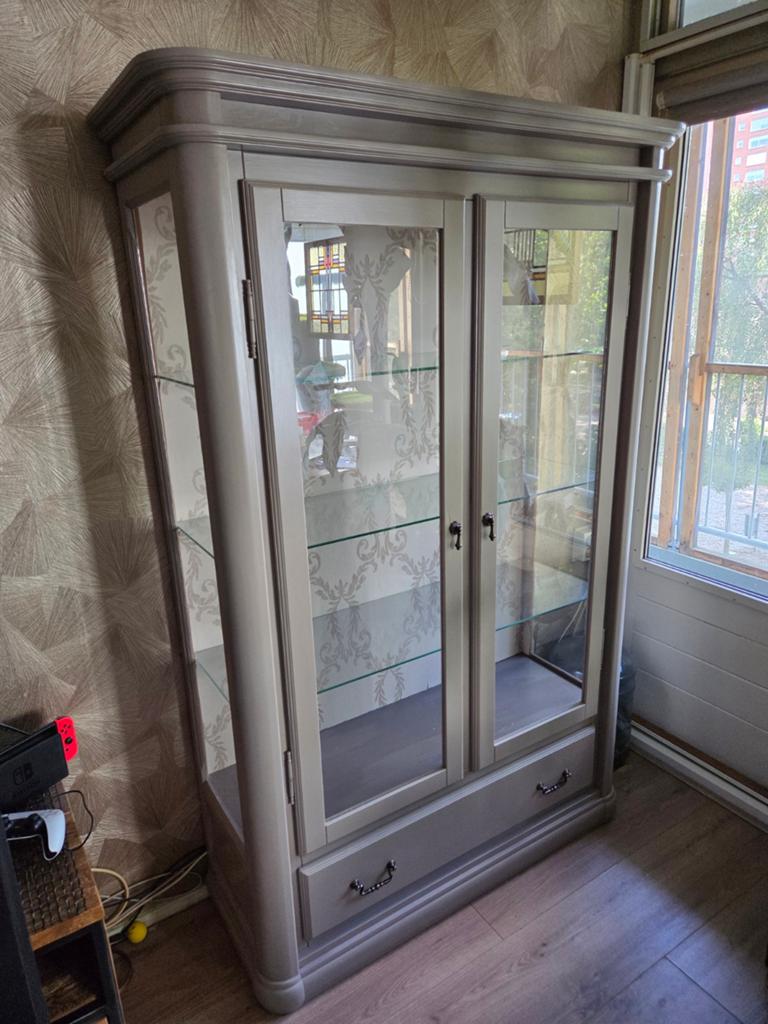Stijlvolle Vitrinekast met Verlichting en Lade, Huis en Inrichting, Kasten | Vitrinekasten, Ophalen, Gebruikt, Glas, Klassiek, Tijdloos