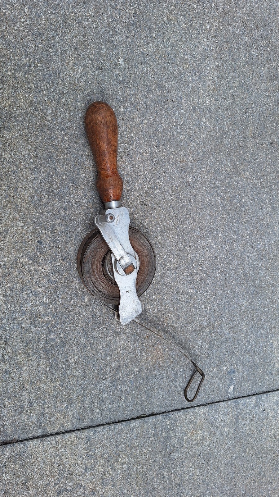 Vintage houten rolmaat met metalen band, Antiek en Kunst, Ophalen of Verzenden