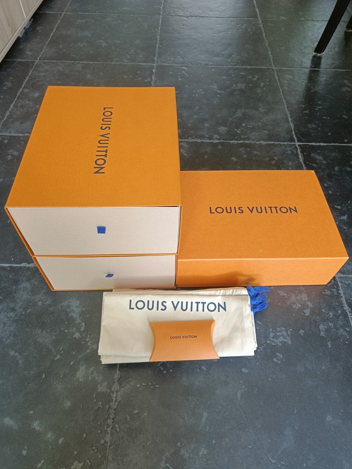 Lege Louis Vuitton dozen met stofzakken, Doe-het-zelf en Verbouw, Kratten en Dozen, Doos, Minder dan 35 cm, Minder dan 50 cm, Ophalen of Verzenden