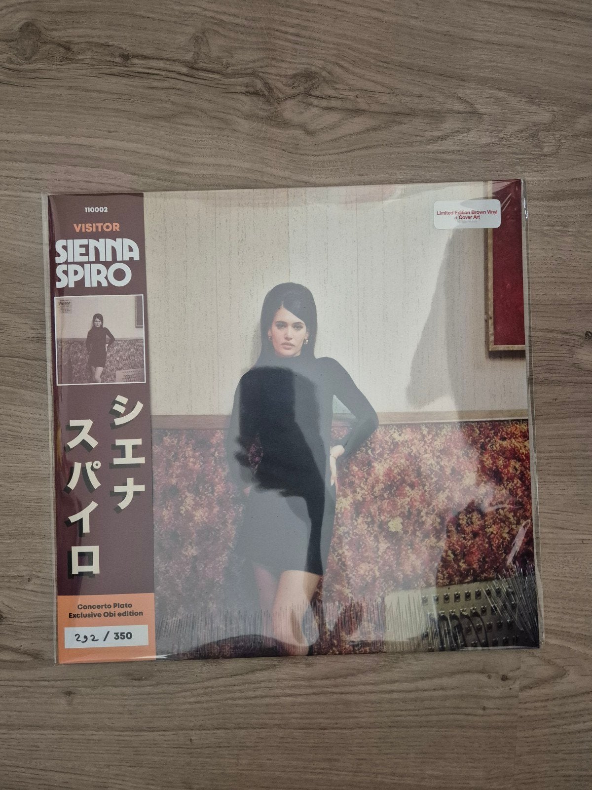 Sienna Spiro - Visitor (Brown & Obi Strip) LP ~ 𝗻𝗶𝗲𝘂𝘄, LP, Inclusief obi, Ophalen of Verzenden, 12 inch