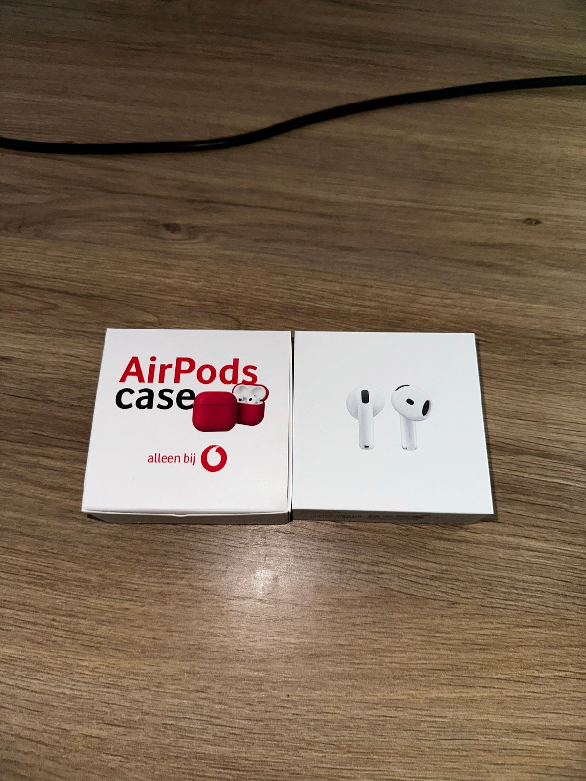 Originele Apple AirPods 4 met rode Vodafone case, Audio, Tv en Foto, Zo goed als nieuw, Overige kleuren, Classic, Minder dan 2 GB
