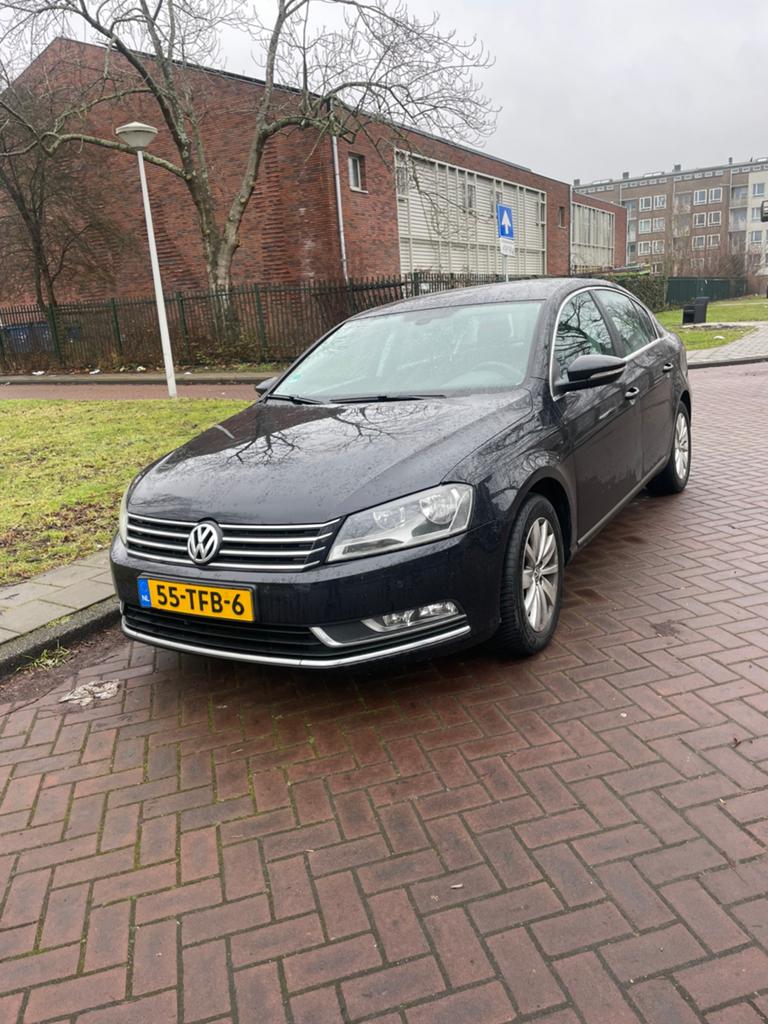Volkswagen Passat 1.6 TDI 77KW Bluemotion Tech 2012 Zwart, Auto's, Volkswagen, Voorwielaandrijving, Euro 6, 4 cilinders, Origineel Nederlands