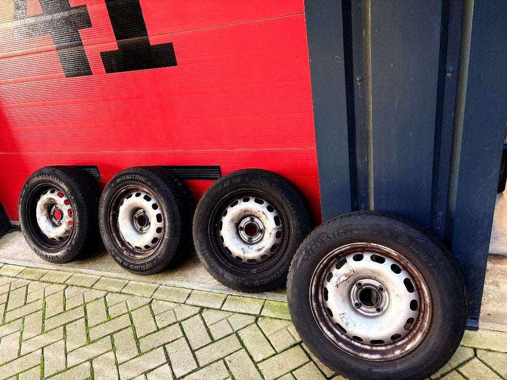 Winterbanden 195-65-15 met stalen velg en Peugeot wieldoppen, Auto-onderdelen, Ophalen, 15 inch, Banden en Velgen, Winterbanden