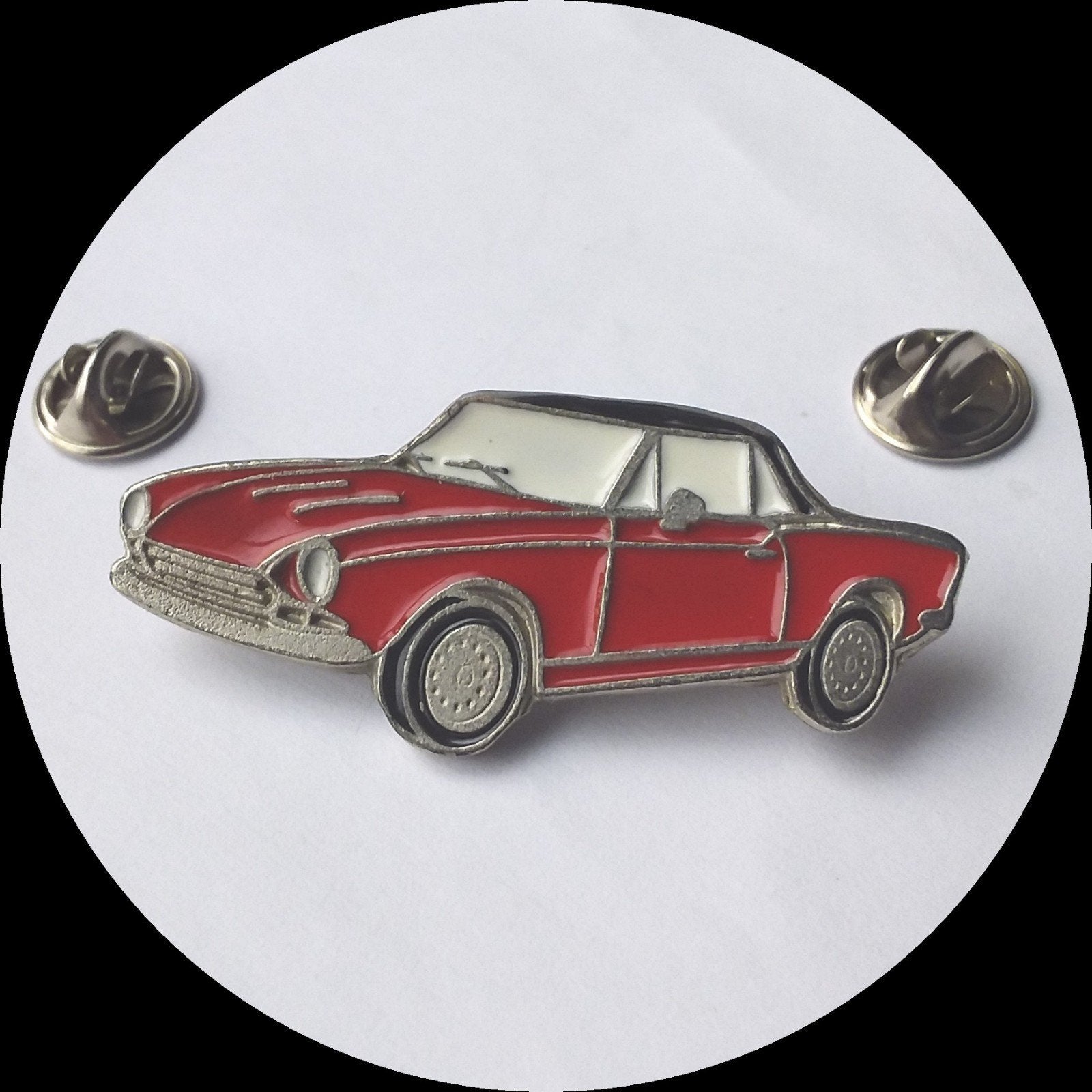 Zeldzame FIAT 124 pin, rood, met dubbele sluiting, Verzamelen, Speldjes, Pins en Buttons, Ophalen of Verzenden, Zo goed als nieuw