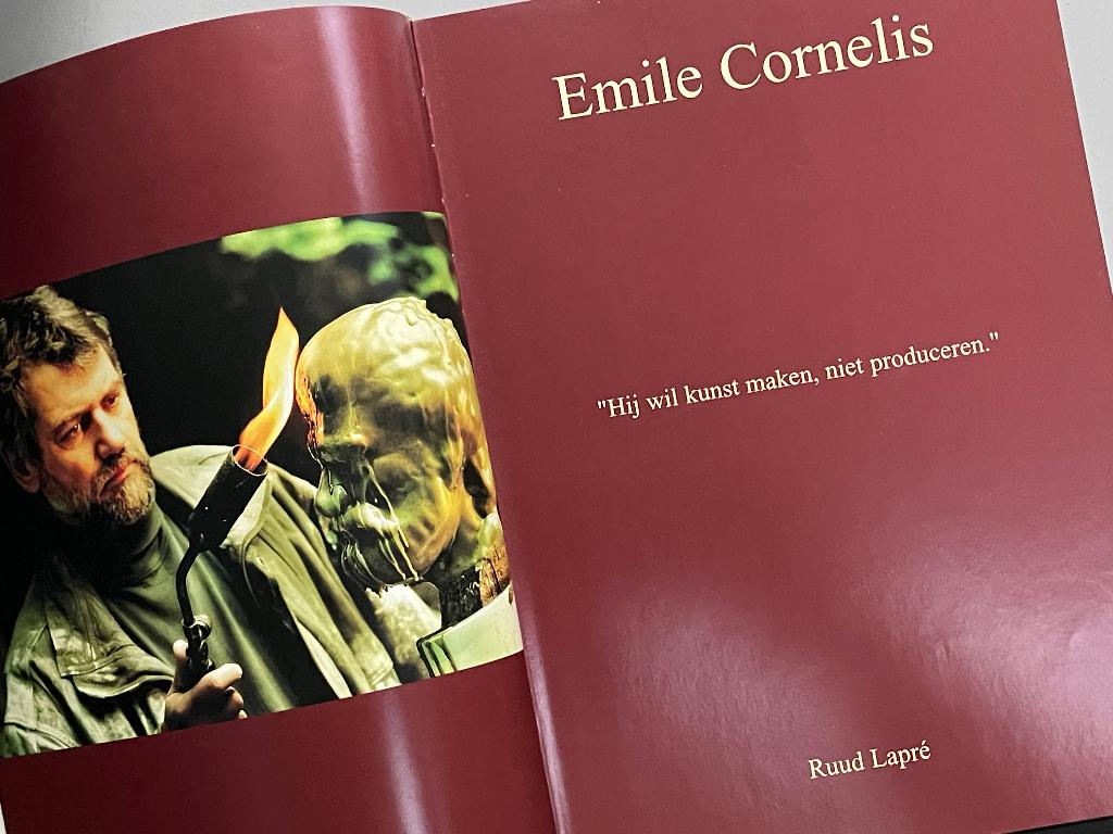 Emile Cornelis. - beeldhouwer, Ophalen of Verzenden, Zo goed als nieuw, Beeldhouwkunst