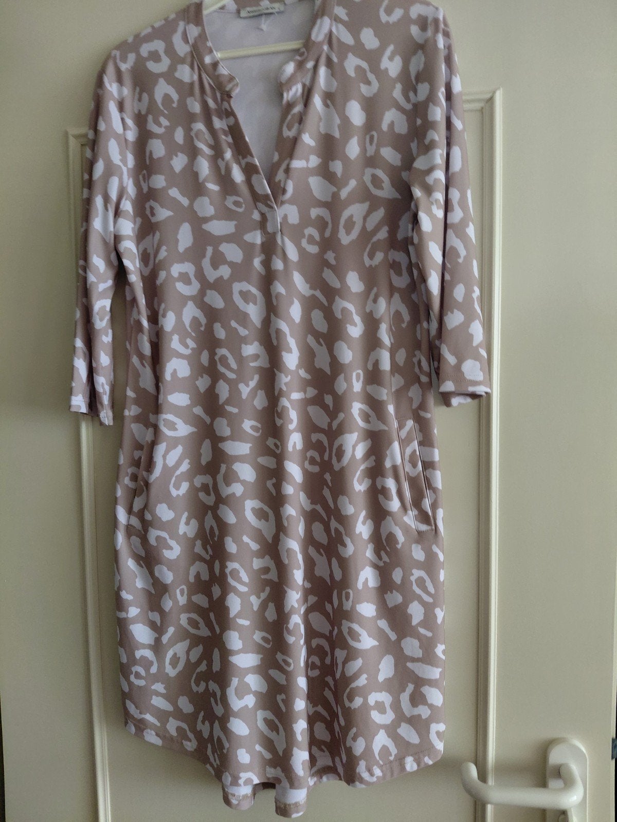 jurk van Angelle Milan L, Angelle Milan, Beige, Maat 42/44 (L), Nieuw