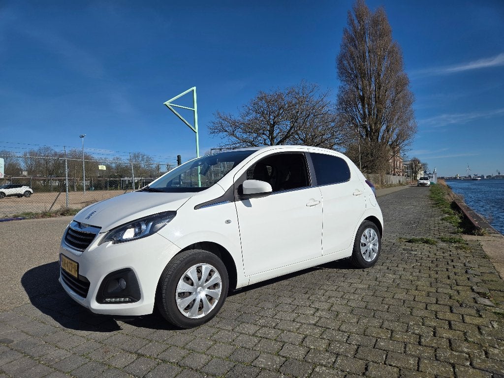 Peugeot 108 automaat 1.0 12V E-vti 68PK 5DR Aut5 2017 Wit, Auto's, Stof, Euro 6, 4 stoelen, Wit