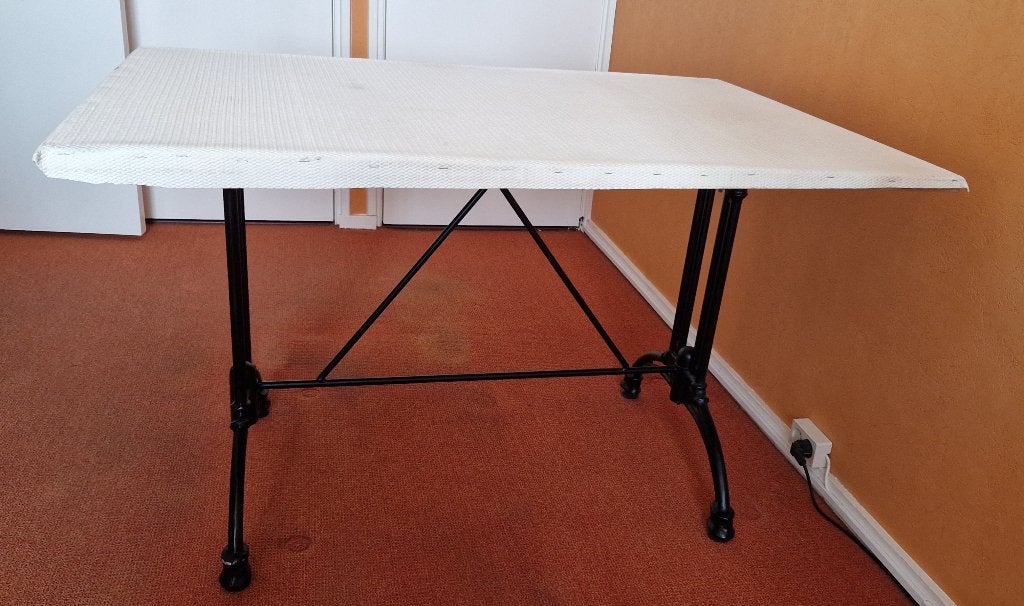 Zwart gietijzeren onderstel met foam bovenblad op vezelhout, Ophalen, Gebruikt, 100 tot 150 cm, Franse stijl onderstel