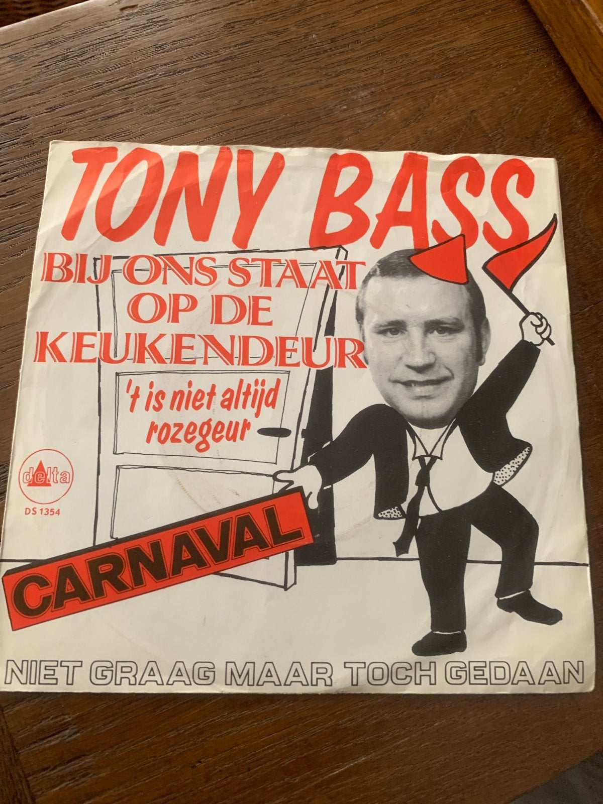Tony Bass - Bij ons staat op de keukendeur - Carnaval Single, Cd's en Dvd's, Vinyl Singles, Gebruikt, Originele persing, 7 inch