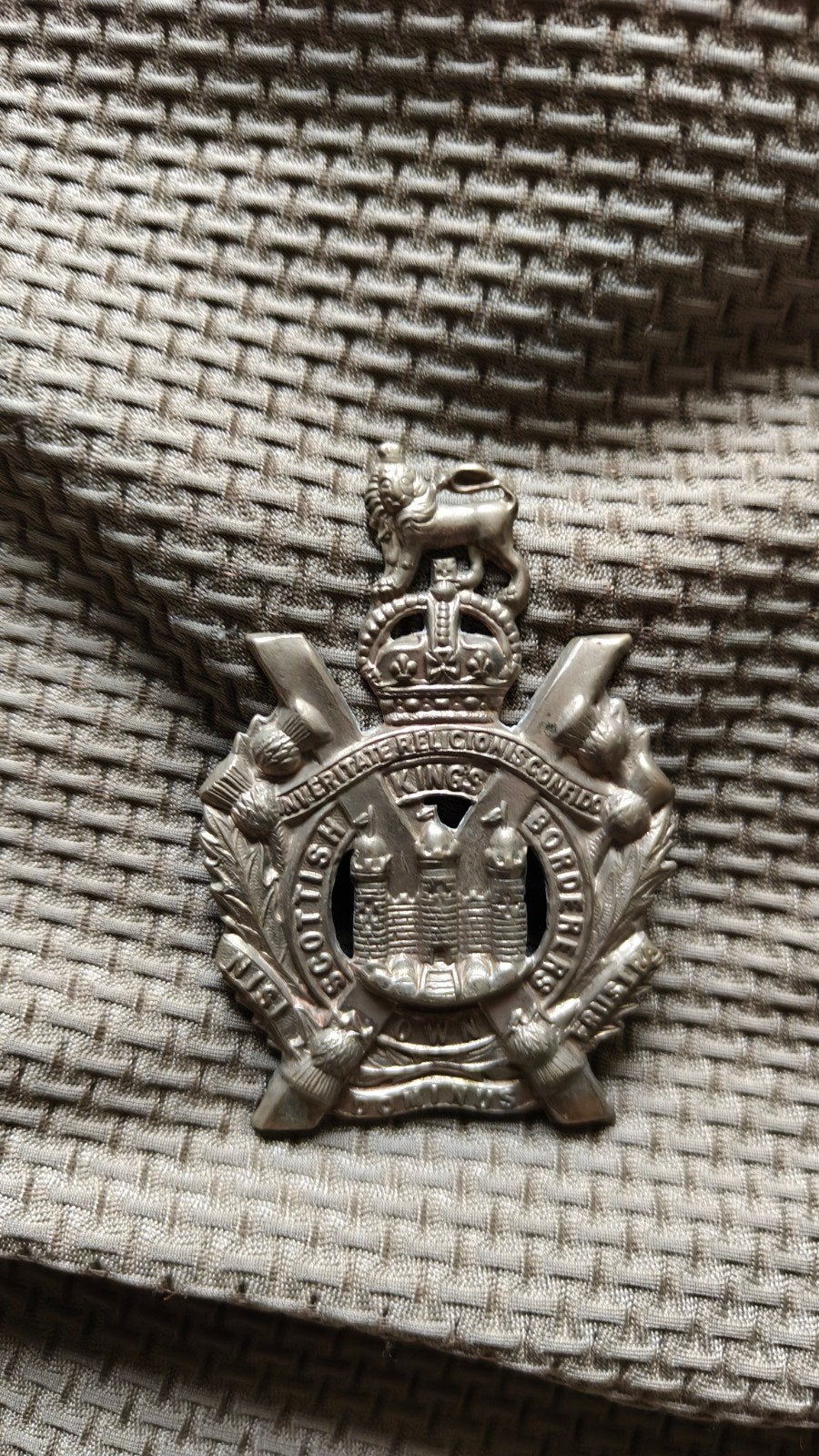 Originele WW2 capbadge King's Own Scottish Borderers., Ophalen of Verzenden, Landmacht, Engeland, Embleem of Badge