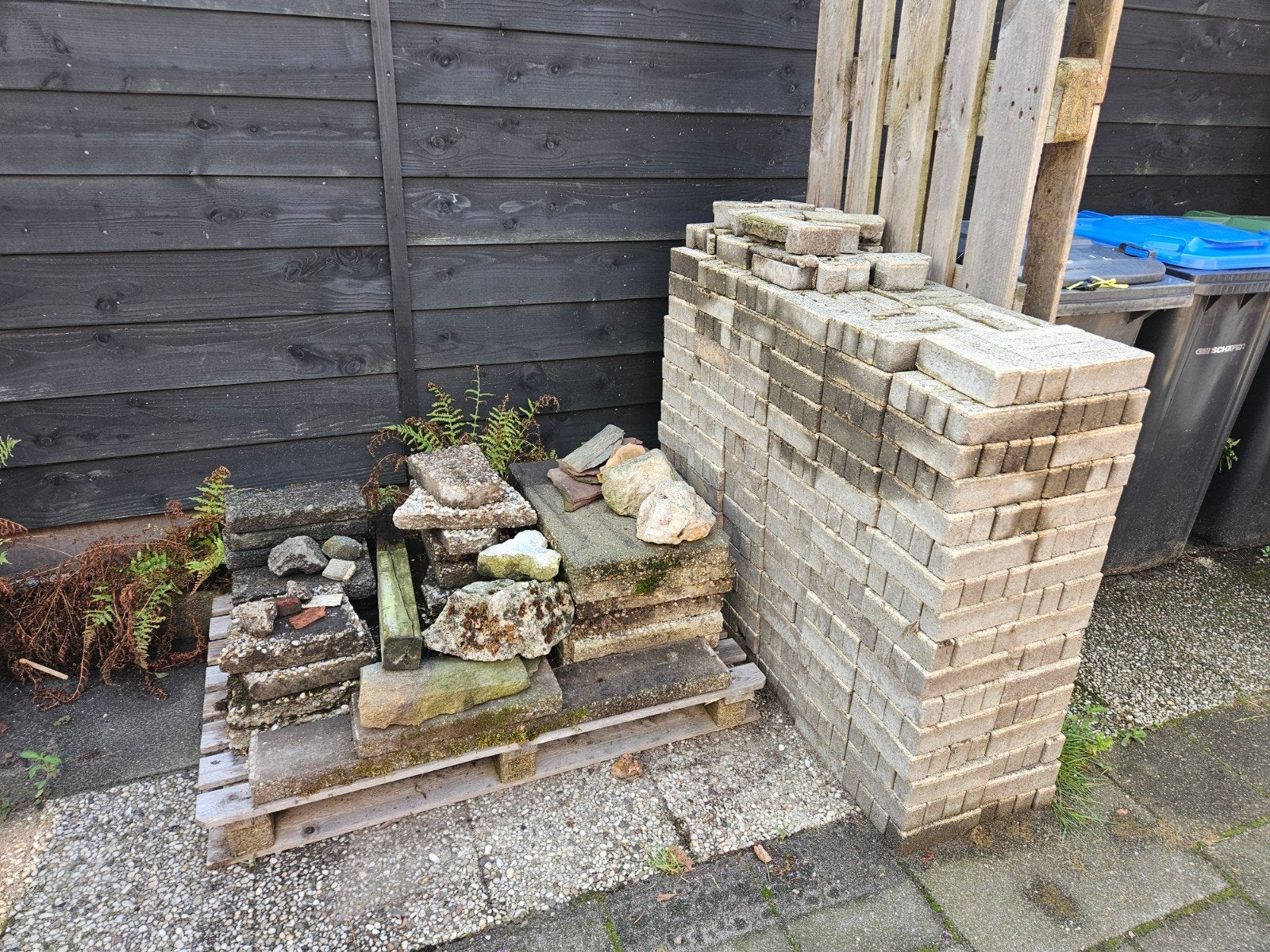 Ruim 800 waaltjes en betontegels, Tuin en Terras, Tegels en Klinkers, Ophalen, Gebruikt, 5 tot 10 m², Klinkers