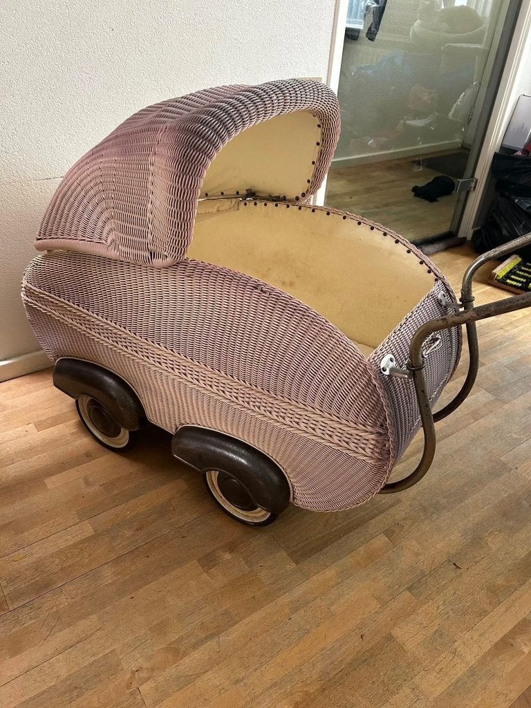 Antieke rieten kinderwagen vintage koetsmodel roze, Antiek en Kunst, Ophalen