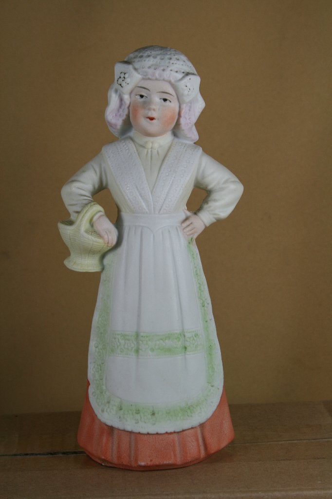 Biscuit porseleinen beeldje meisje met mand, Antiek en Kunst, Ophalen of Verzenden