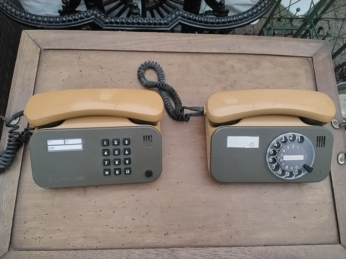 Vintage telefoons: 1 met draaischijf, 1 met druktoetsen, Ophalen of Verzenden, Gebruikt, Met draaischijf