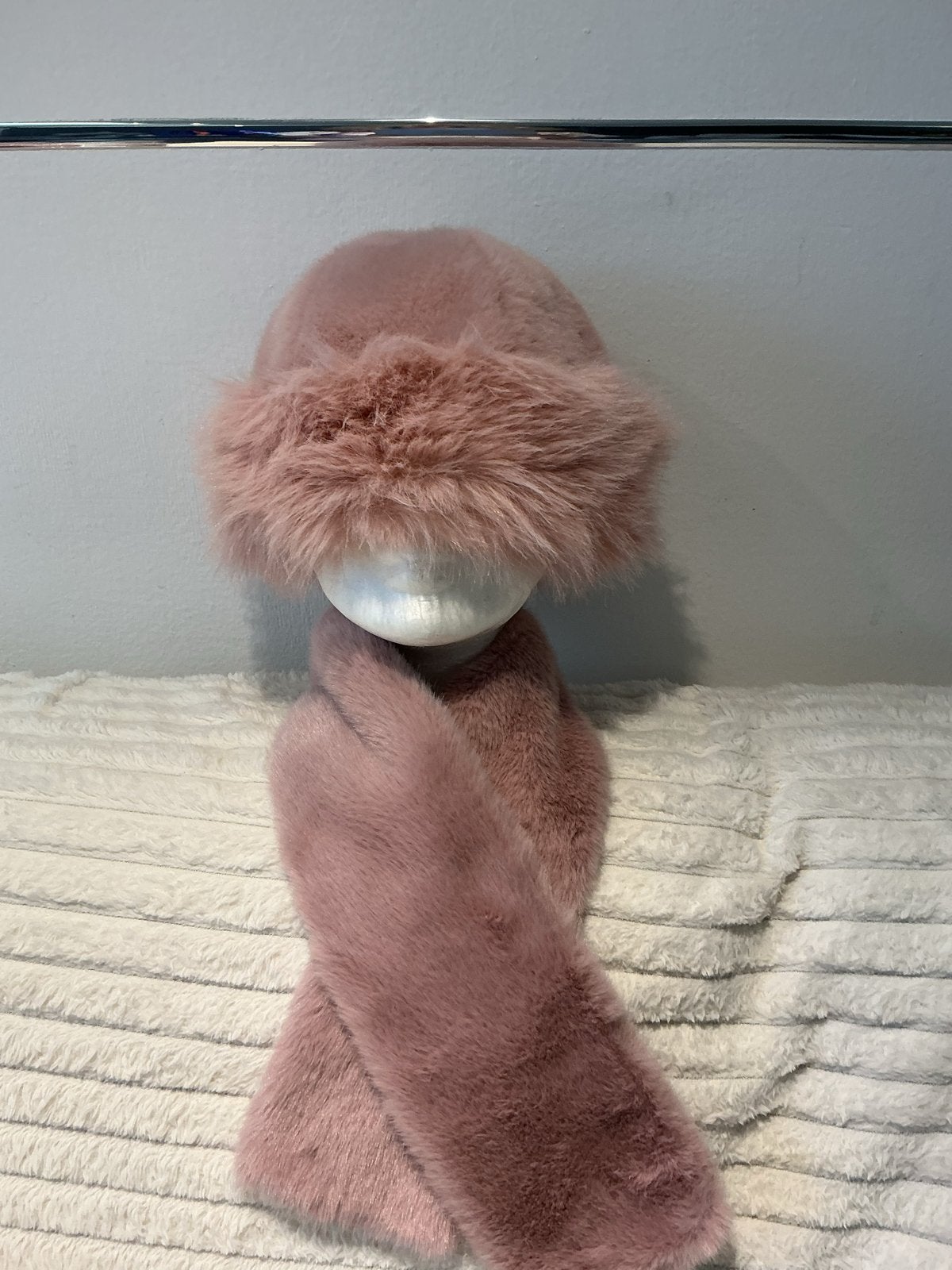 Roze pluizige muts en sjaal set NIEUW, Kleding | Dames, Ophalen of Verzenden, Nieuw, Maat 38/40 (M), Muts