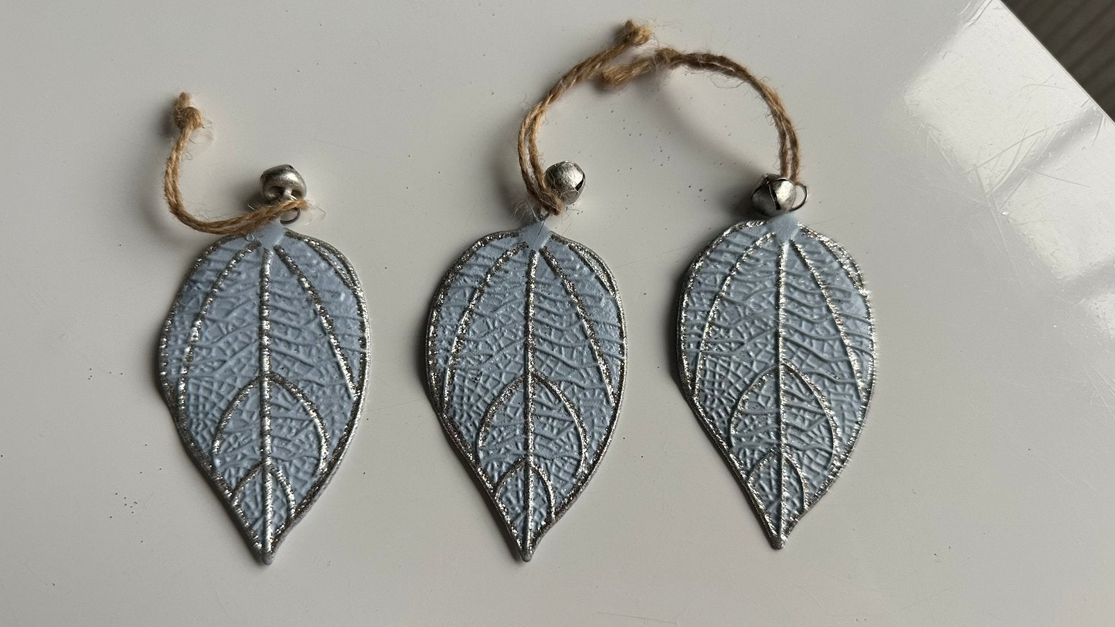 Bladeren met belletjes, 3 stuks, blauw met glitters, Diversen, Kerst, Ophalen of Verzenden, Zo goed als nieuw