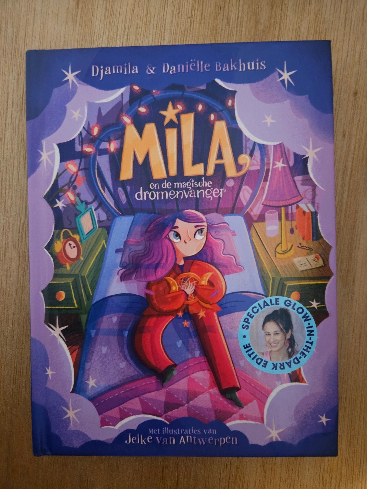 Mila en de magische dromenvanger - Speciale Glow-in-the-Dark, Ophalen of Verzenden, Zo goed als nieuw, Djamila & Daniëlle Bakhuis