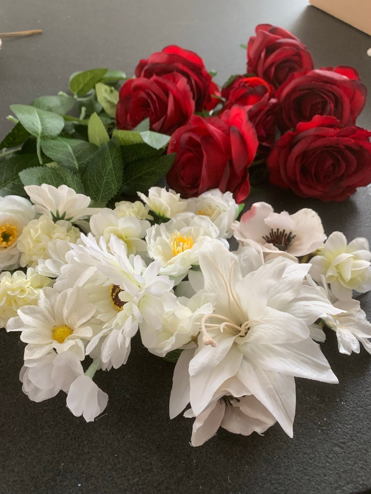 Diverse kunstbloemen: rode rozen en witte bloemen, Hobby en Vrije tijd, Ophalen of Verzenden, Zo goed als nieuw