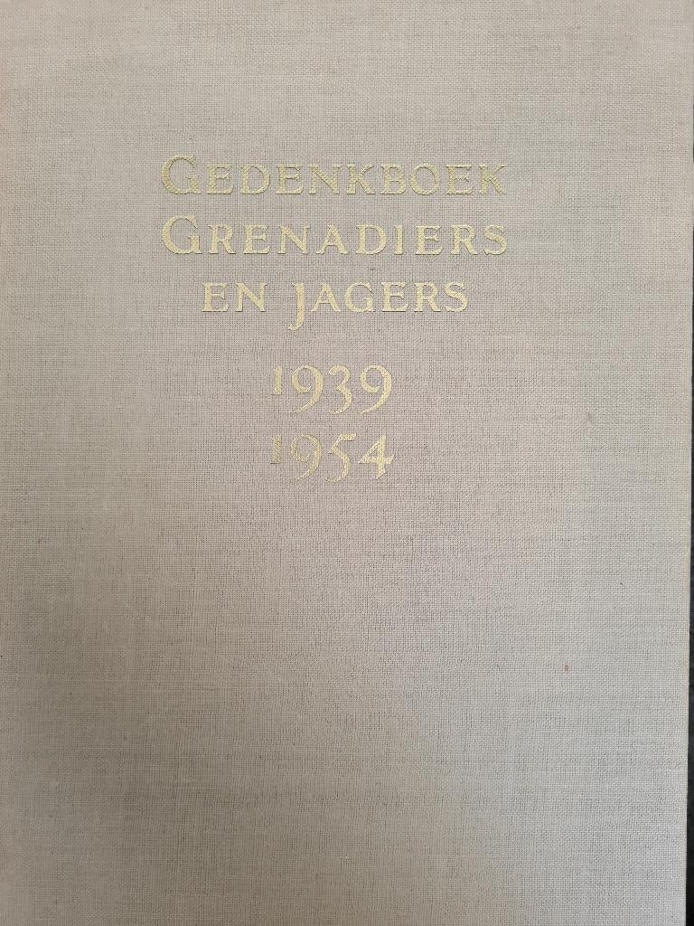 Grenadiers en Jagers gedenkboek 1939 en algemeen boek, Ophalen of Verzenden, Tweede Wereldoorlog, Gelezen, Landmacht