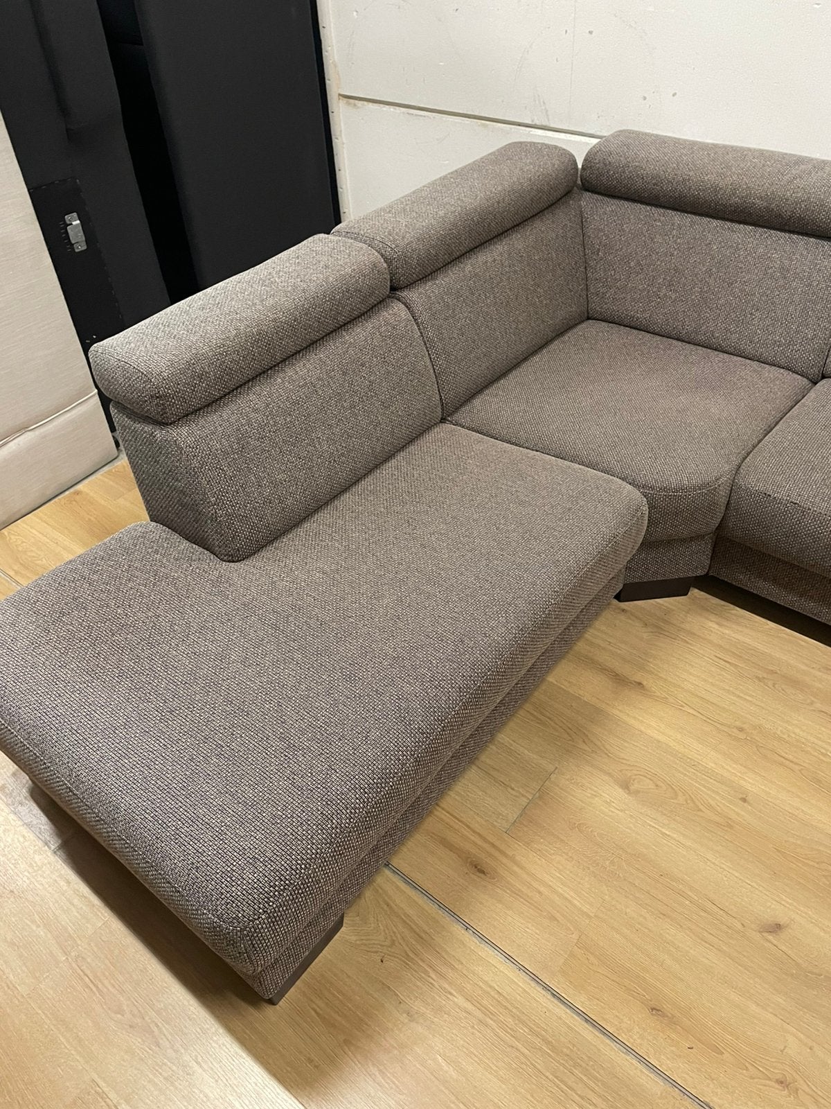 Foto 3 van Mooie luxe bruine u bank met hoofdsteunen - GEREINIGD!!!