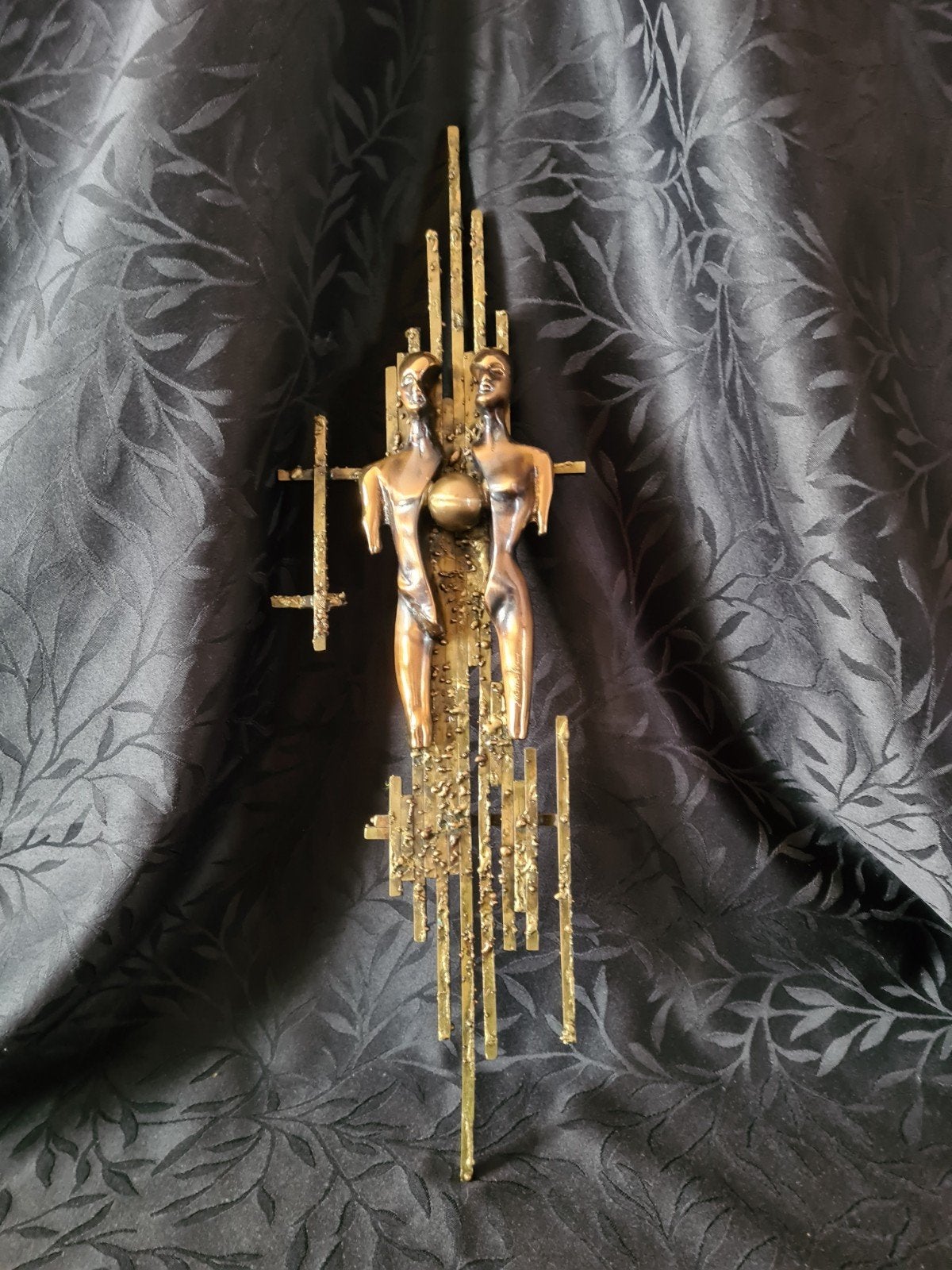 Abstract bronzen wandsculptuur van twee figuren, Ophalen, Groep mensen, Brons, Wanddecoratie