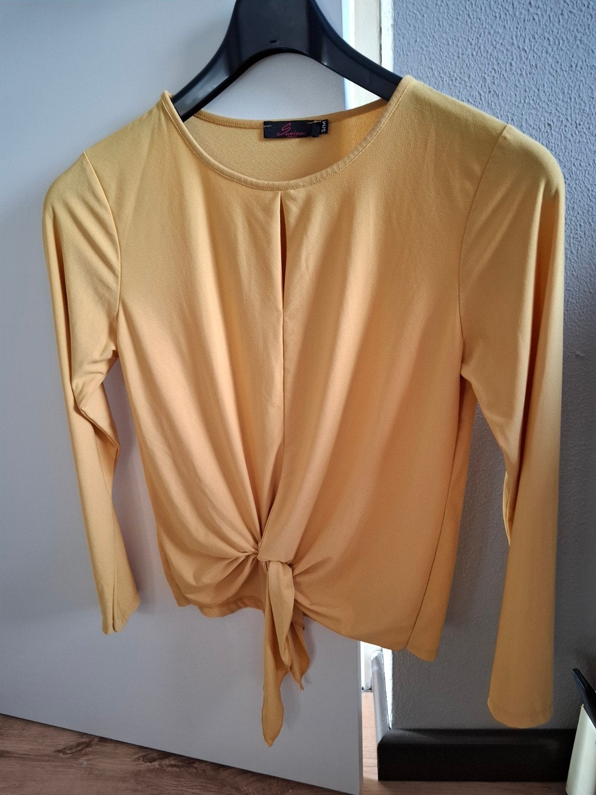 Savini Italy Gele Top met Knoopdetail - Maat S/M, Geel, Nieuw, Ophalen of Verzenden, Lange mouw