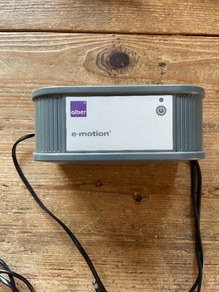 Alber E-motion M15 oplader, Ophalen of Verzenden, Zo goed als nieuw, Elektrische rolstoel