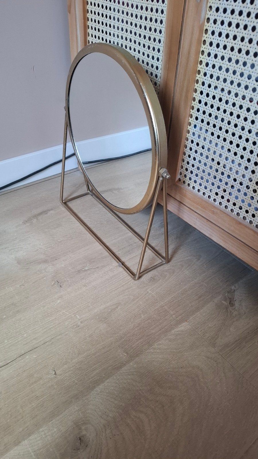 Gouden ronde make-up spiegel op standaard, Huis en Inrichting, Woonaccessoires | Spiegels, Ophalen, Minder dan 50 cm, Rond, Zo goed als nieuw