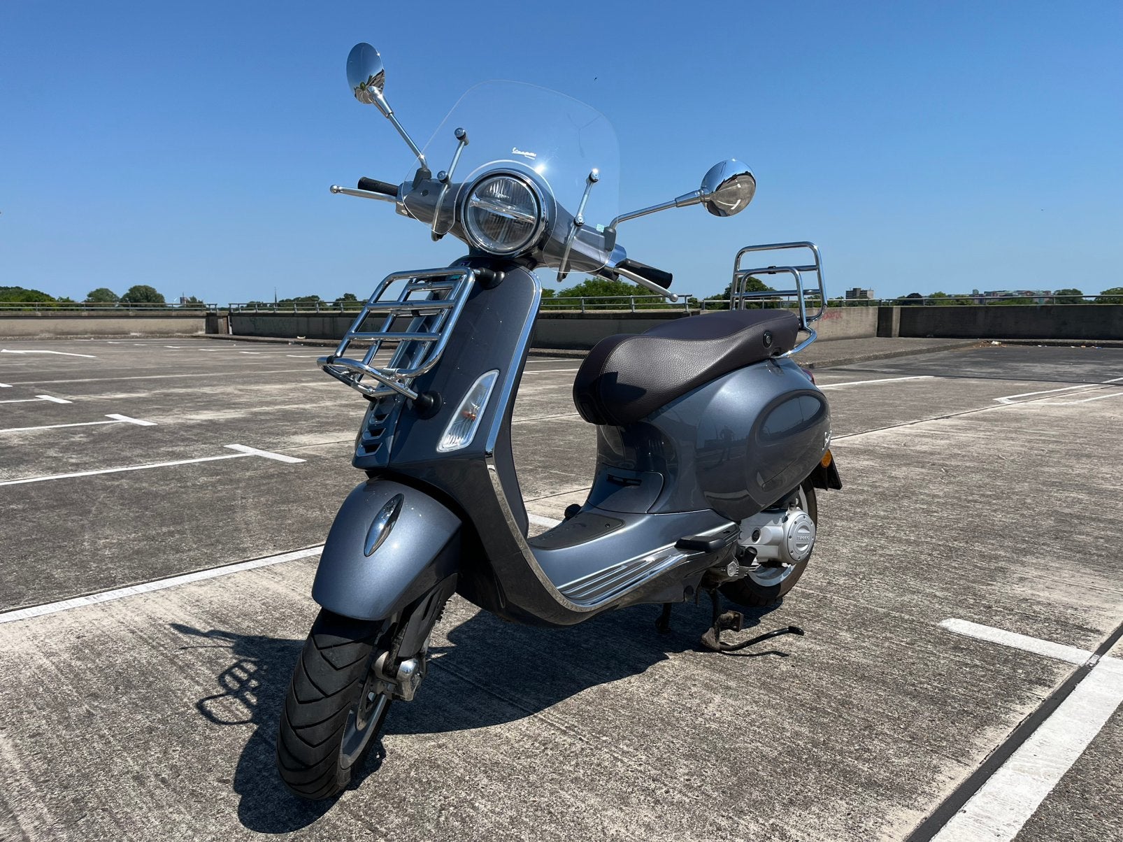 Vespa Primavera Touring 50 2021 Grijs - Nieuwstaat - 2090km, Ophalen, Overige modellen, Maximaal 45 km/u, Vespa - Official Dealer Schakelaar Zwolle