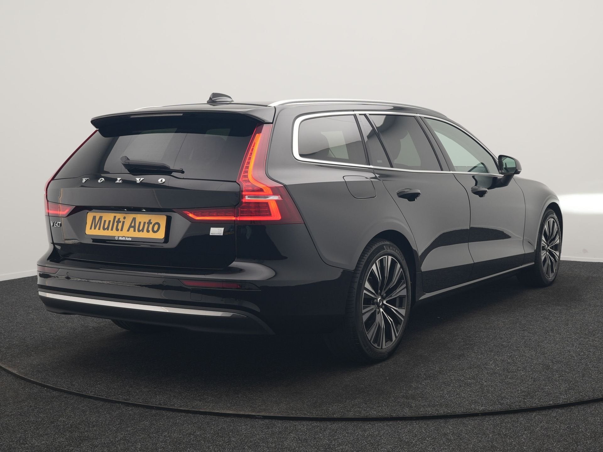 Volvo V60 T6 PHEV AWD Plus Bright 350pk Dealer O.H | Trekhaa, Automaat, Gebruikt, Zwart, 4 cilinders