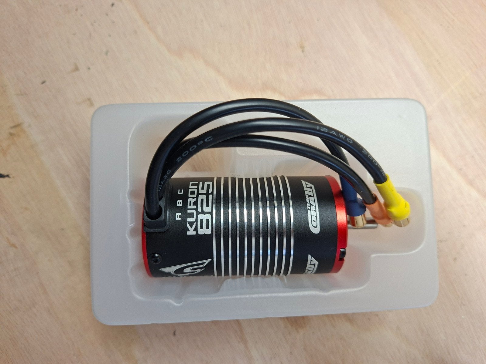 Team Corally Kuron 825 borstelloze motor, Overige merken, Auto, Groter dan 1:32, Nieuw