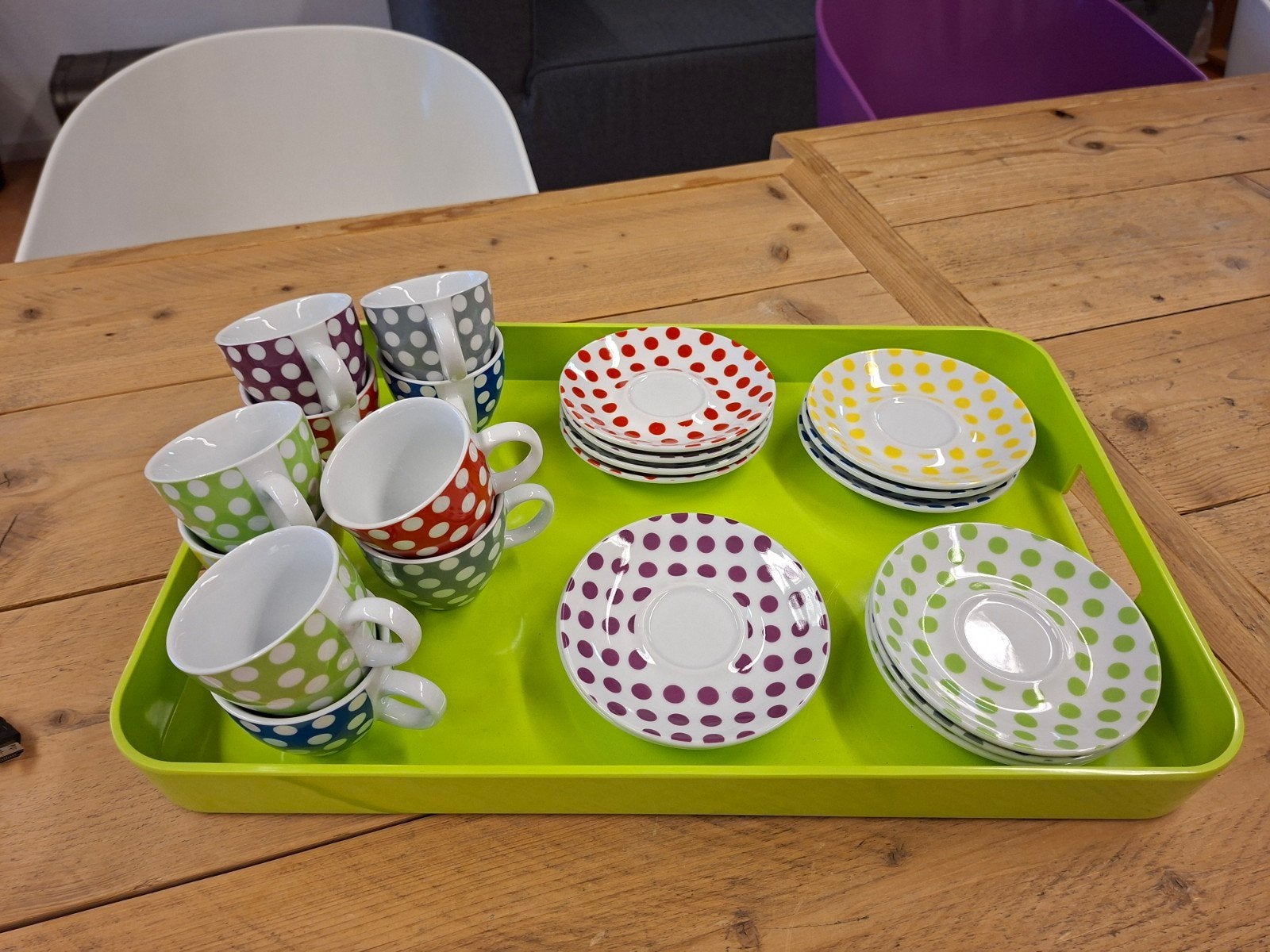 Kopjes en schotels met stippen op dienblad, Ophalen, IKEA, Zo goed als nieuw, Overige stijlen