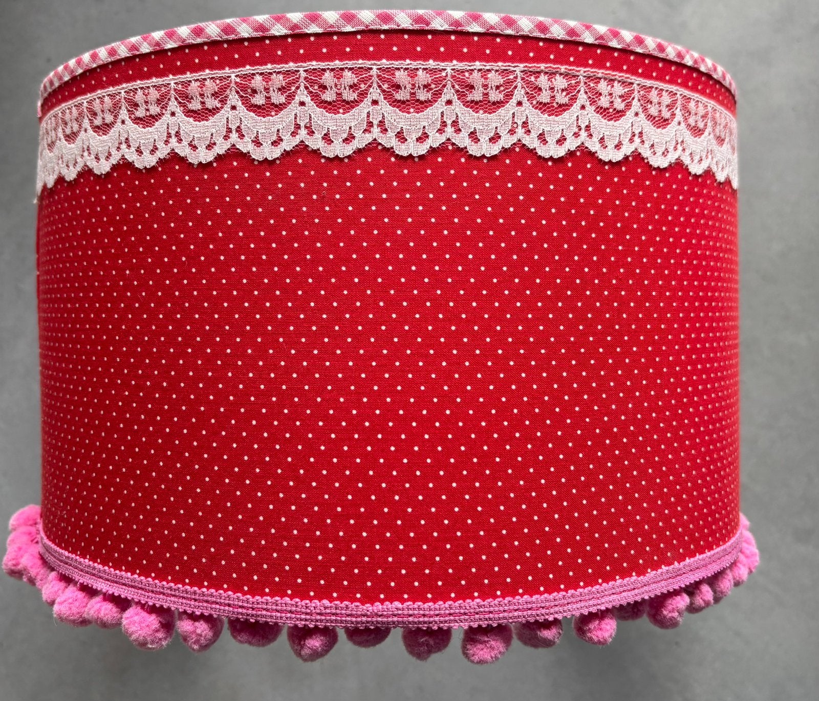 Rode lampenkap met stippen en roze pompons, Ophalen of Verzenden, Zo goed als nieuw