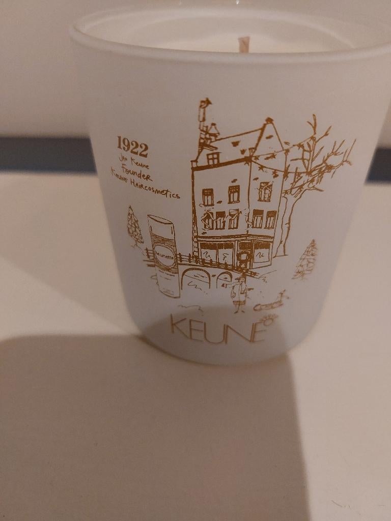 NIEUW geurkaars Keune in glas cr1emekleurig in doosje, 9 cm., Huis en Inrichting, Ophalen, Overige materialen, Nieuw, Crème