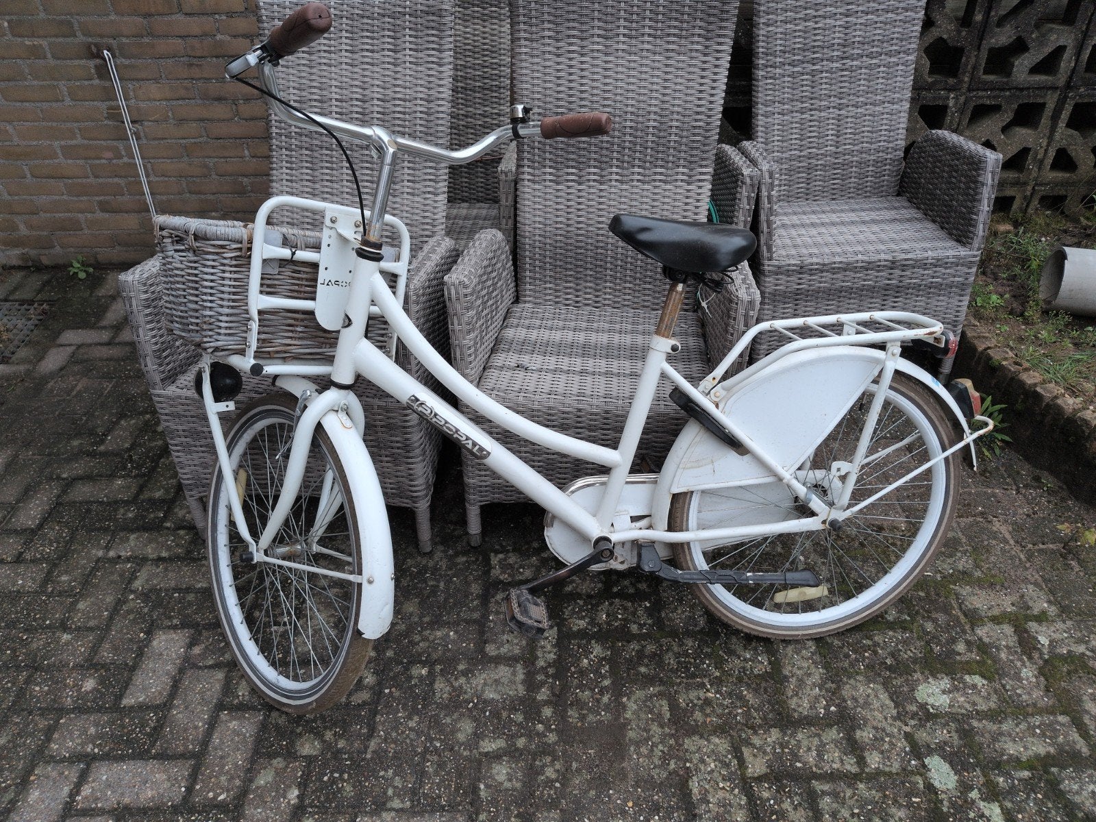 Witte stadsfiets met voordrager en mand, Ophalen, Terugtraprem, Gebruikt, Versnellingen