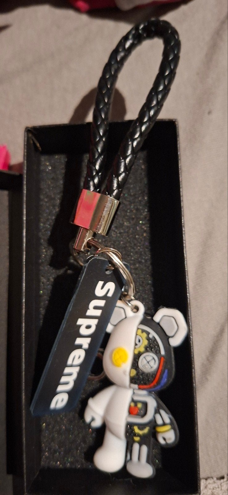 Nieuwe Supreme sleutelhanger met beer design, Ophalen of Verzenden, Nieuw, Dier of Natuur