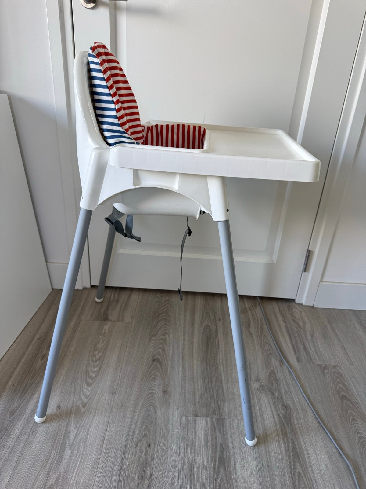 IKEA Antilop kinderstoel met eetblad en kussen, Kinderen en Baby's, Kinderstoelen, Ophalen, Gebruikt, Overige typen, Gordel(s)