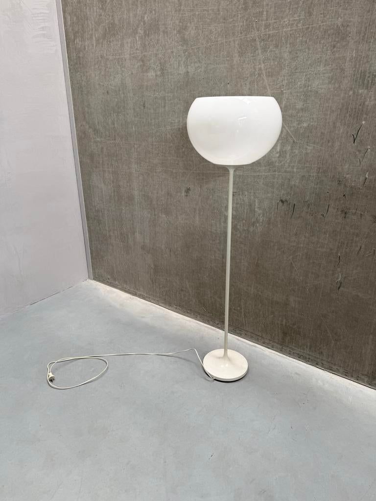 Vintage witte Guzzini stijl space age-vloerlamp met acrylkap, Huis en Inrichting, Lampen | Vloerlampen, Ophalen, Kunststof, Gebruikt