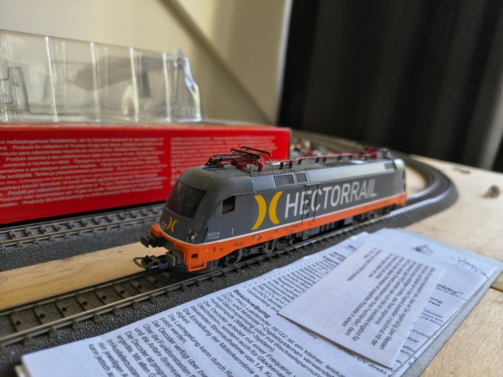Piko 57823 HECTORRAIL Taurus locomotief AC wisselstroom, Hobby en Vrije tijd, Modeltreinen | H0, Wisselstroom, Locomotief, Zo goed als nieuw