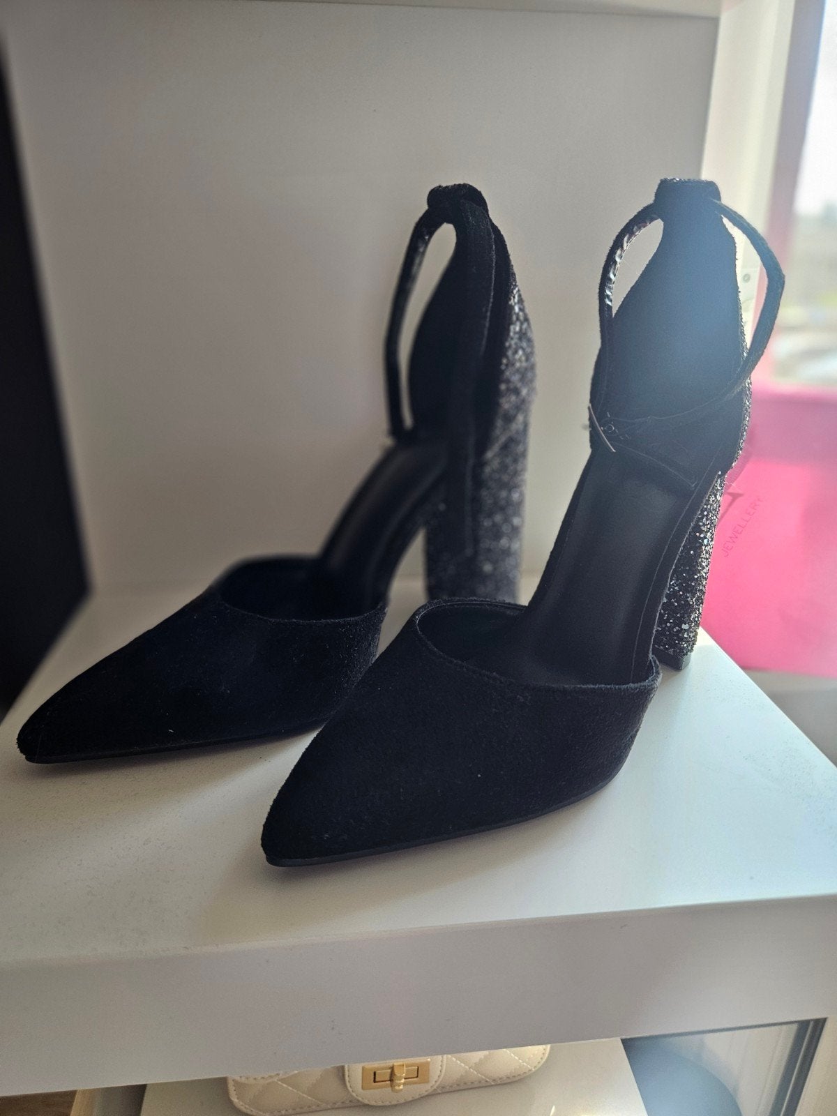 Zwarte glitter pumps met enkelbandje, Pumps, Verzenden, Zwart, Gedragen
