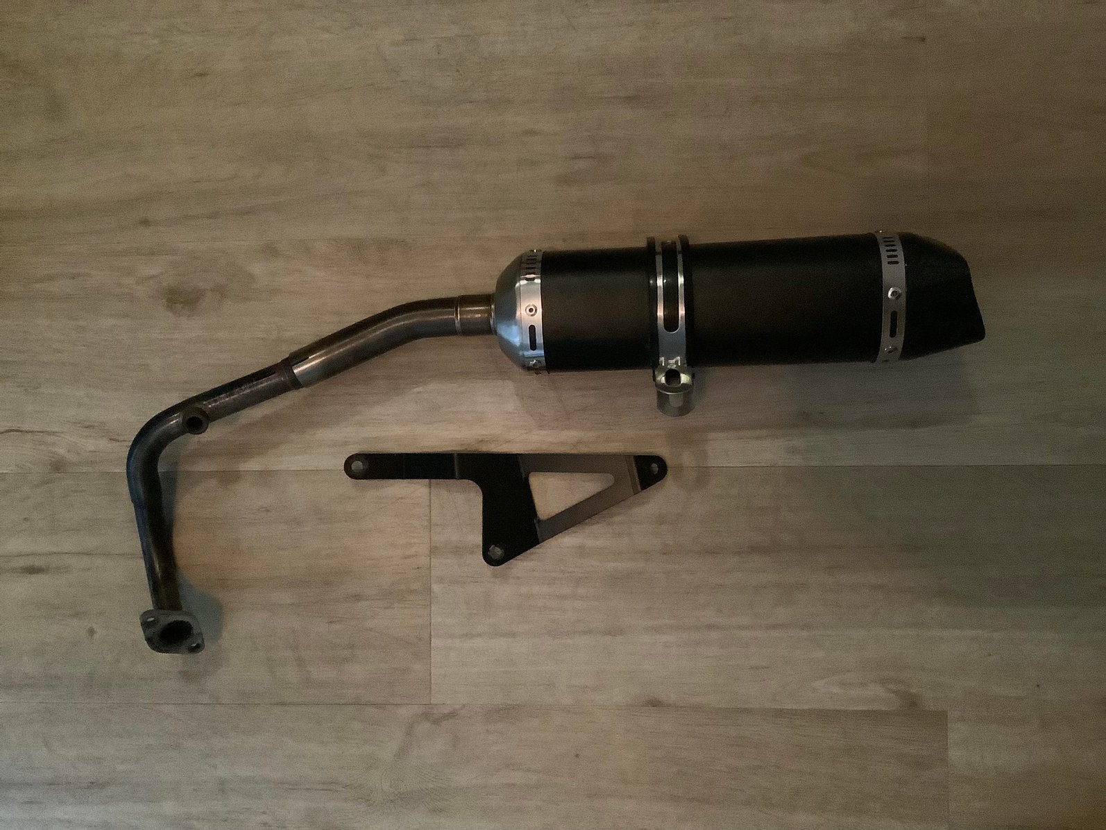 Bullet uitlaat zwart/carbon BTC Riva/La Souris AGM50cc 4takt, Fietsen en Brommers, Ophalen of Verzenden, Zo goed als nieuw, Uitlaat