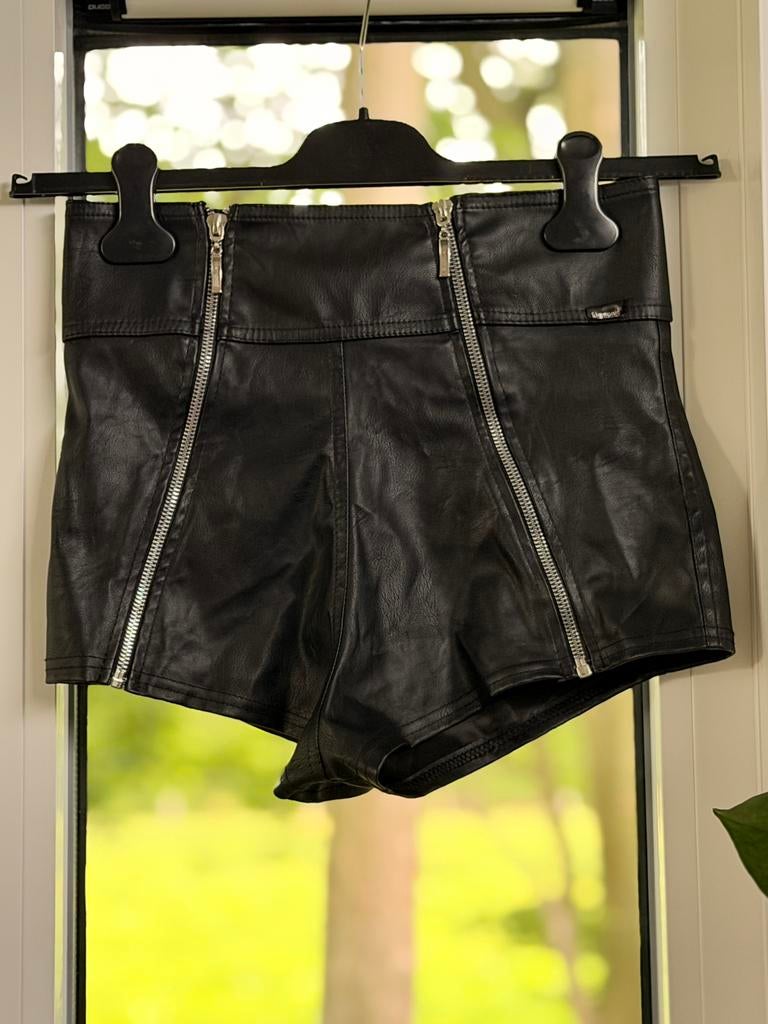 Demoniq Faux Leather Set | Shorts (S) + Crop Top (M), Ophalen of Verzenden, Zwart