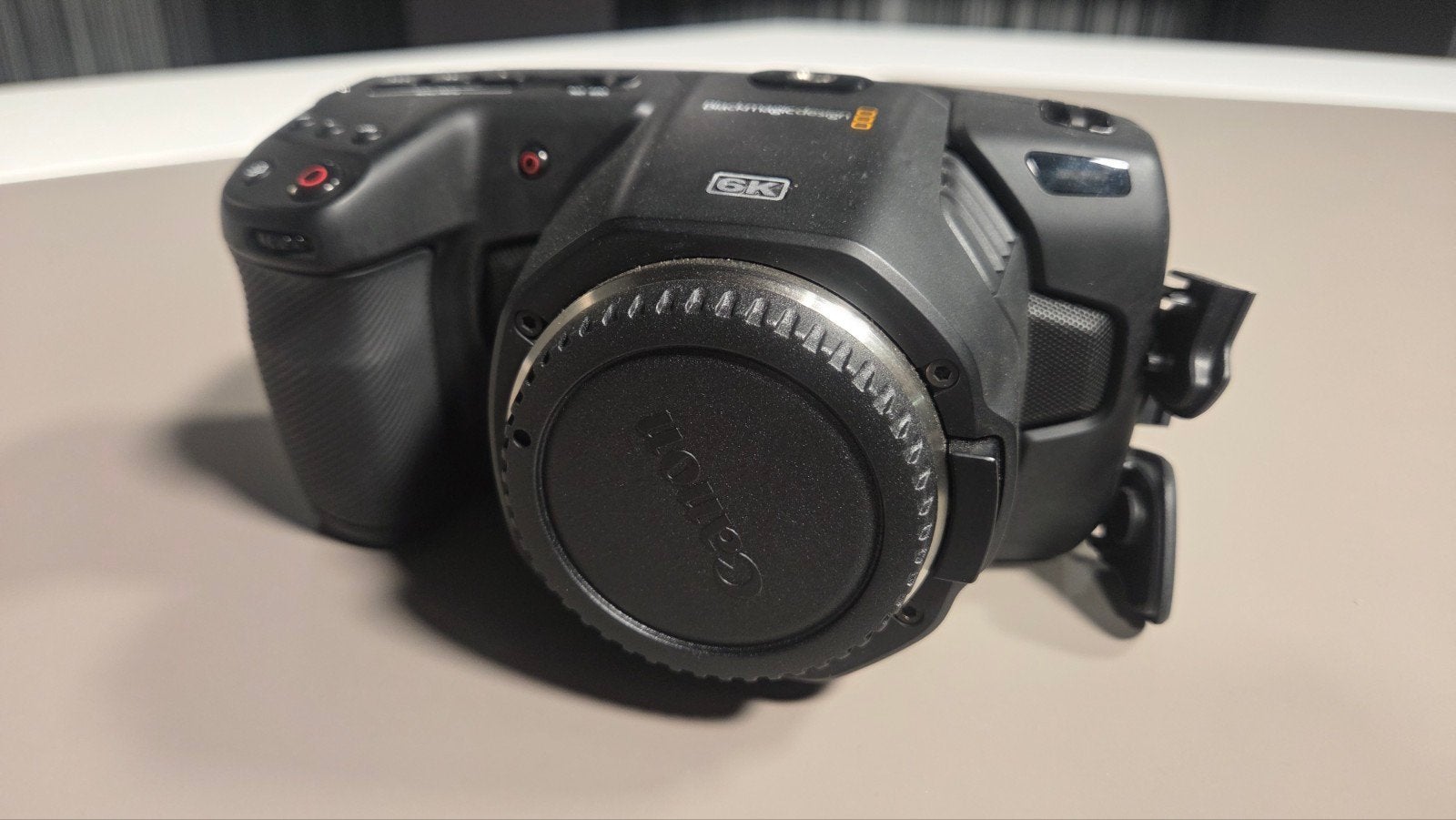 Blackmagic Pocket Cinema Camera 6K (BMPCC 6K), Accu, Kantelbaar/draaibaar scherm, Ophalen of Verzenden, Zo goed als nieuw