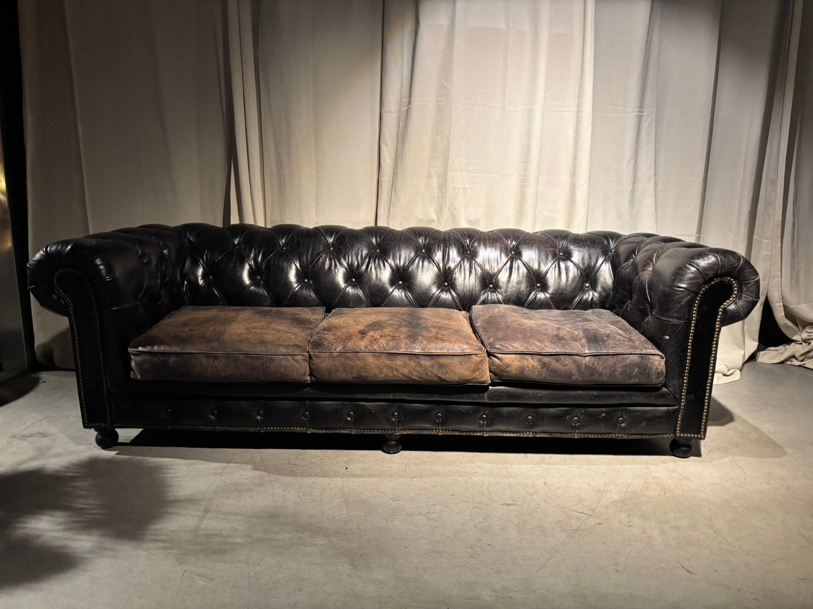 Vintage Chesterfield bank 2.40 breed, Gebruikt, Rechte bank, Stoer Vintage Geleefd, 200 tot 250 cm