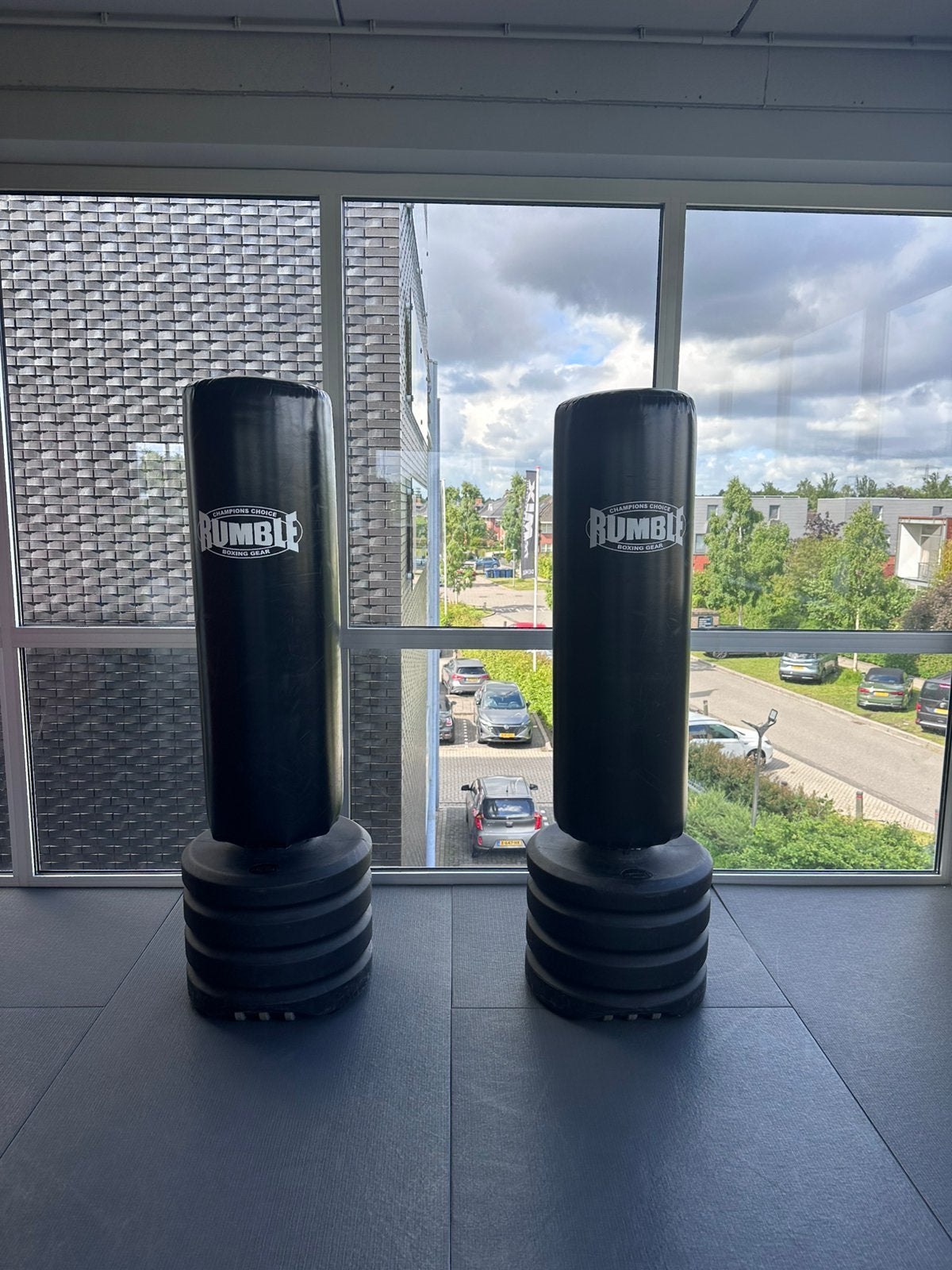 Staande bokszak met wieltjes Rumble (nog 1 te koop), Sport en Fitness, Boksen, Zo goed als nieuw, Bokszak, Ophalen