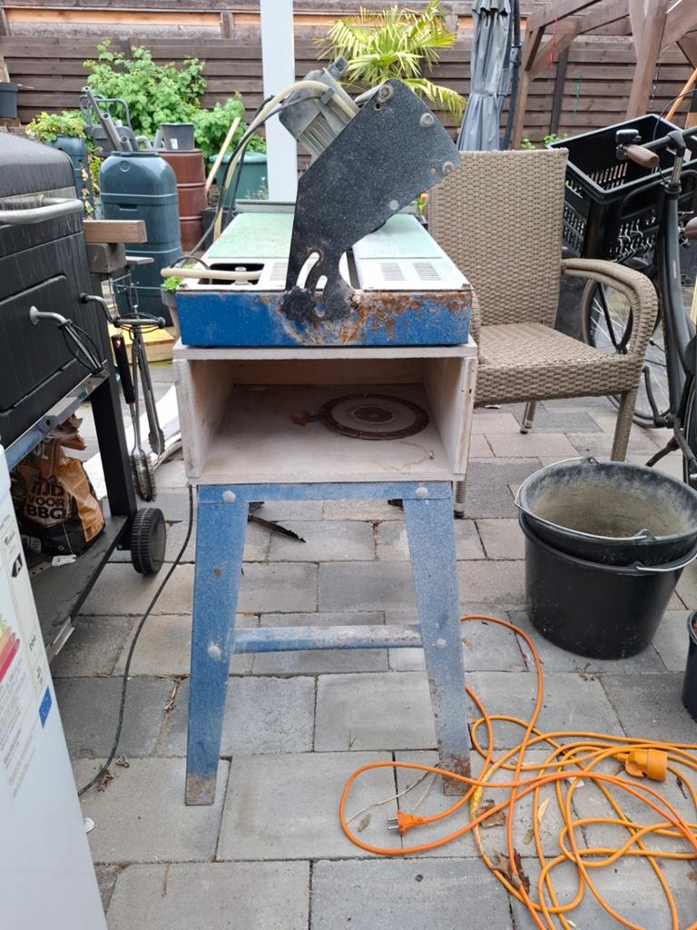 Professionele watergekoelde zaagmachine op bok, Ophalen, Gebruikt, Overige typen, 600 tot 1200 watt