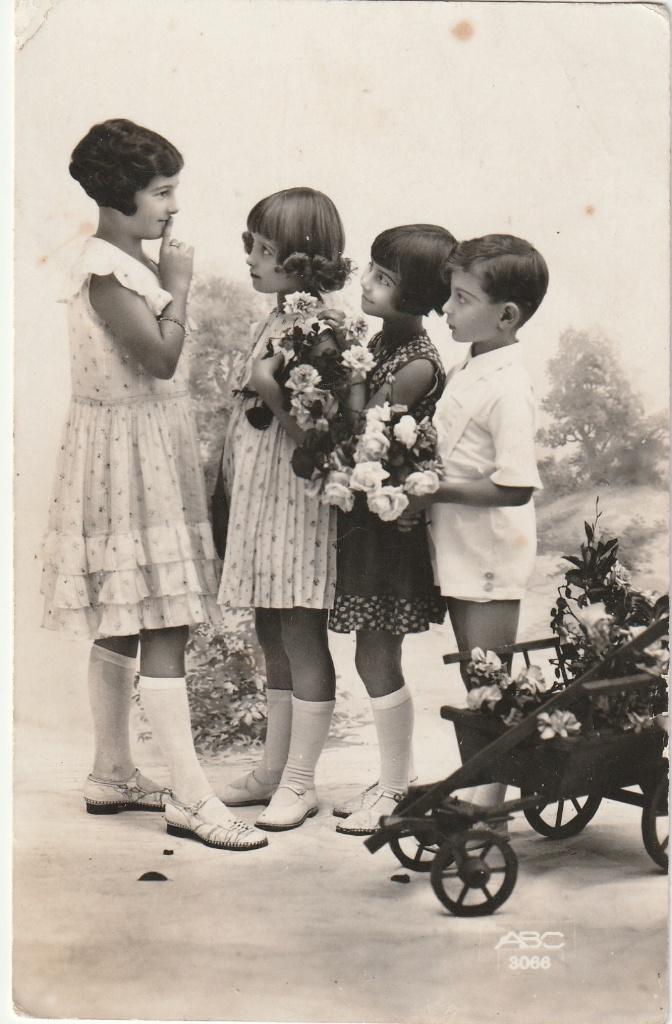 MEISJE JURK UIT 1938 GLANZEND OUDE ZEER MOOIE KAART KN442, Verzamelen, Ophalen of Verzenden, 1920 tot 1940, Gelopen, Overige thema's