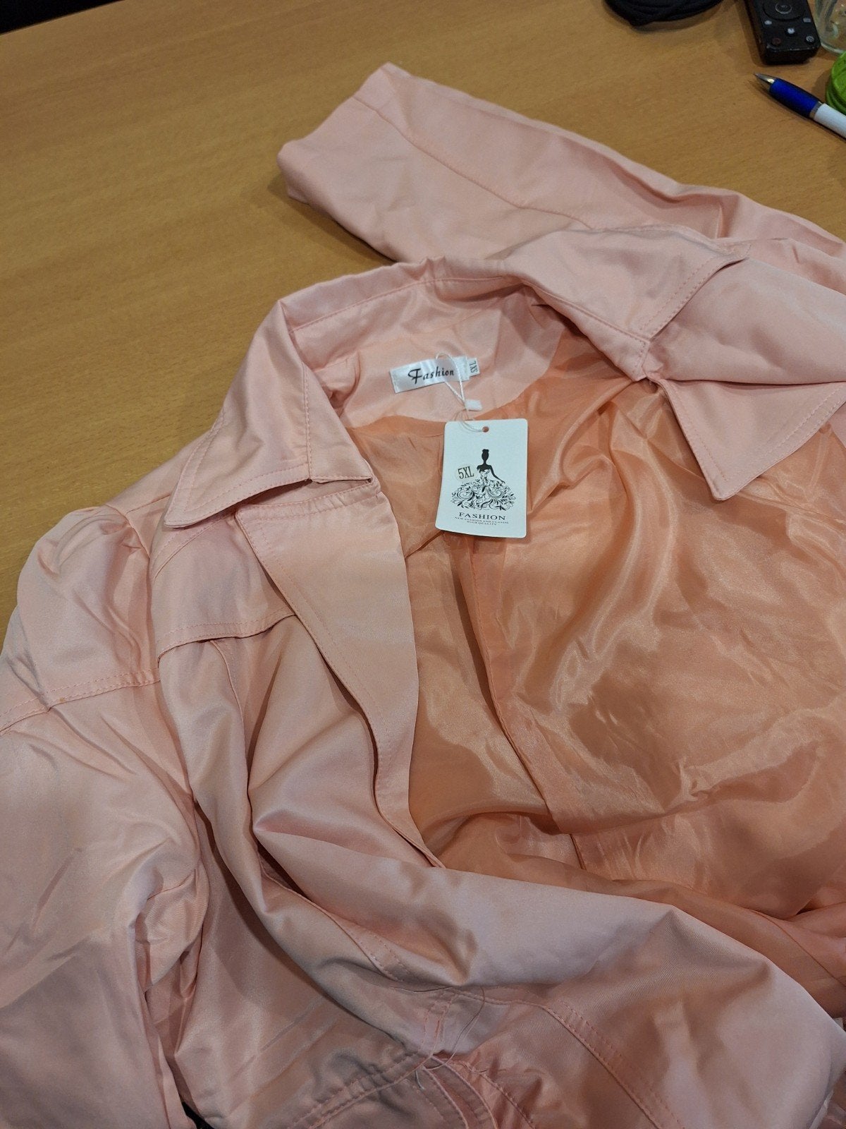 Nog 1 te koopRoze trenchcoat/jasje, maat 42/44nieuw l, Kleding | Dames, Jassen | Zomer, Ophalen, Fashion, Maat 42/44 (L), Nieuw