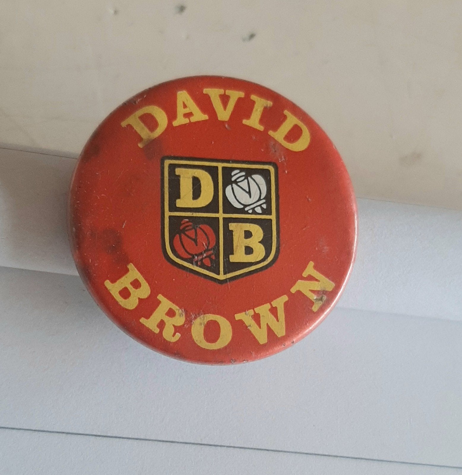 OUDE ORGINELE  BUTTON VAN DE DAVID BROWN TRACTOR, TREKKER, Verzenden, Gebruikt, Merk, Button