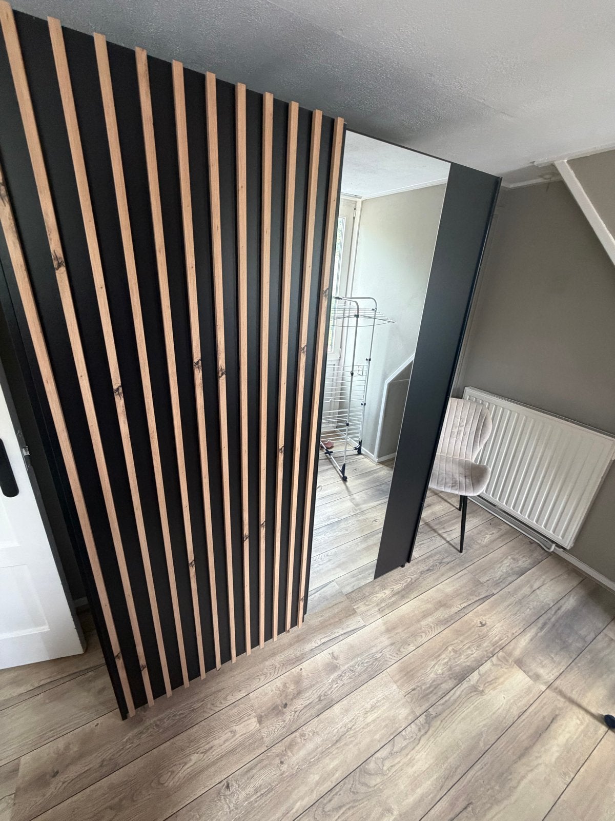 Moderne kledingkast met schuifdeur en spiegel, Huis en Inrichting, Kasten | Kledingkasten, Ophalen, 100 tot 150 cm, 200 cm of meer